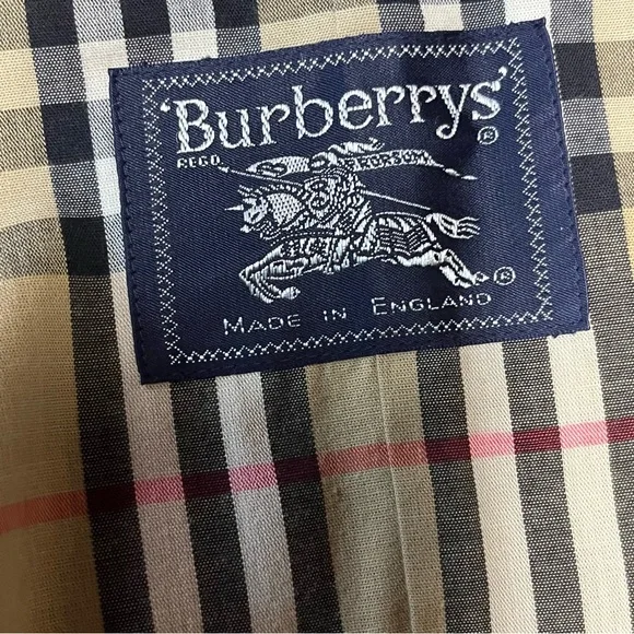 Burberry trench coat. - Picture 13 of 15